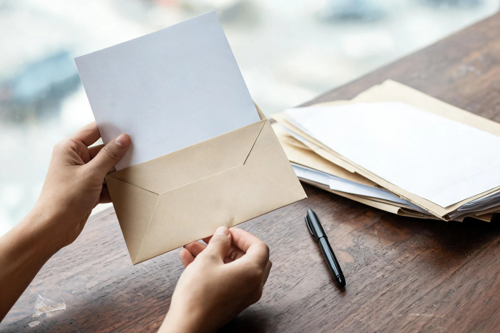 Envelope e documentos de uma comunicação formal